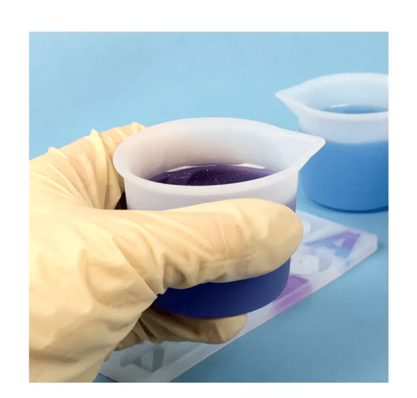 Example of silicone mixing cup use